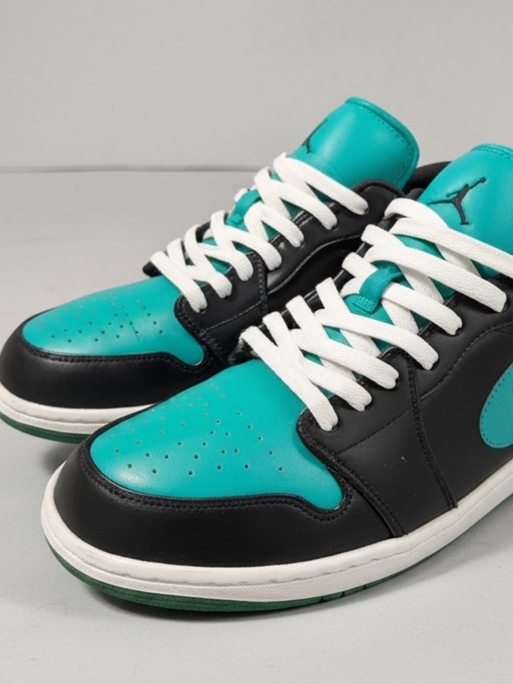 Air Jordan 1 Low “Lucky Green”
Size: US 11